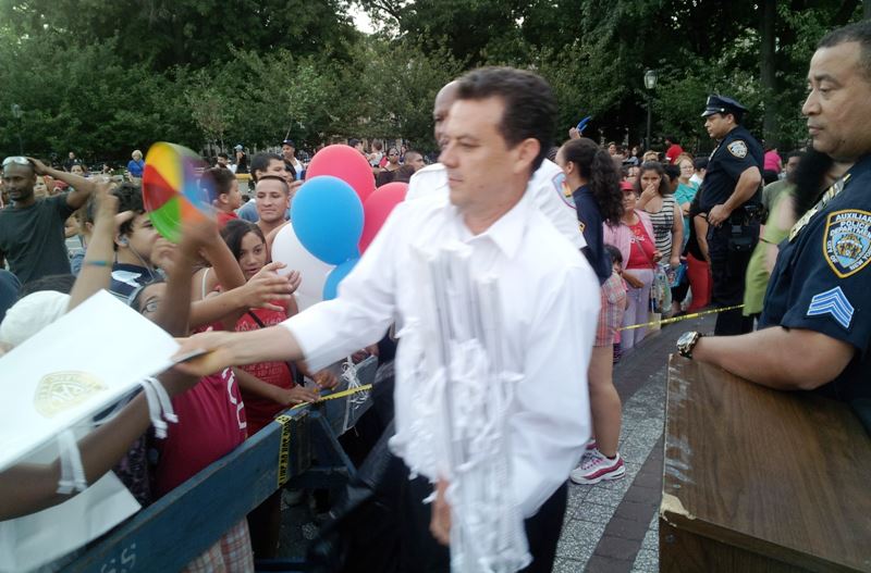 Repartición de juguetes en Brooklyn