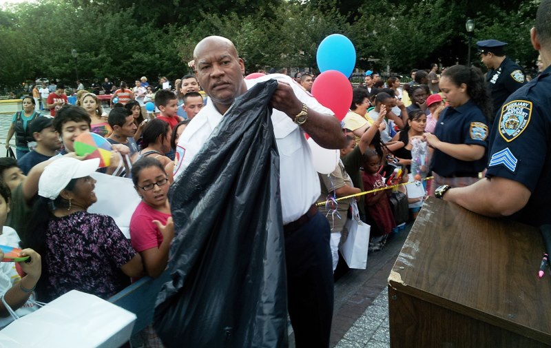 Repartición de juguetes en Brooklyn